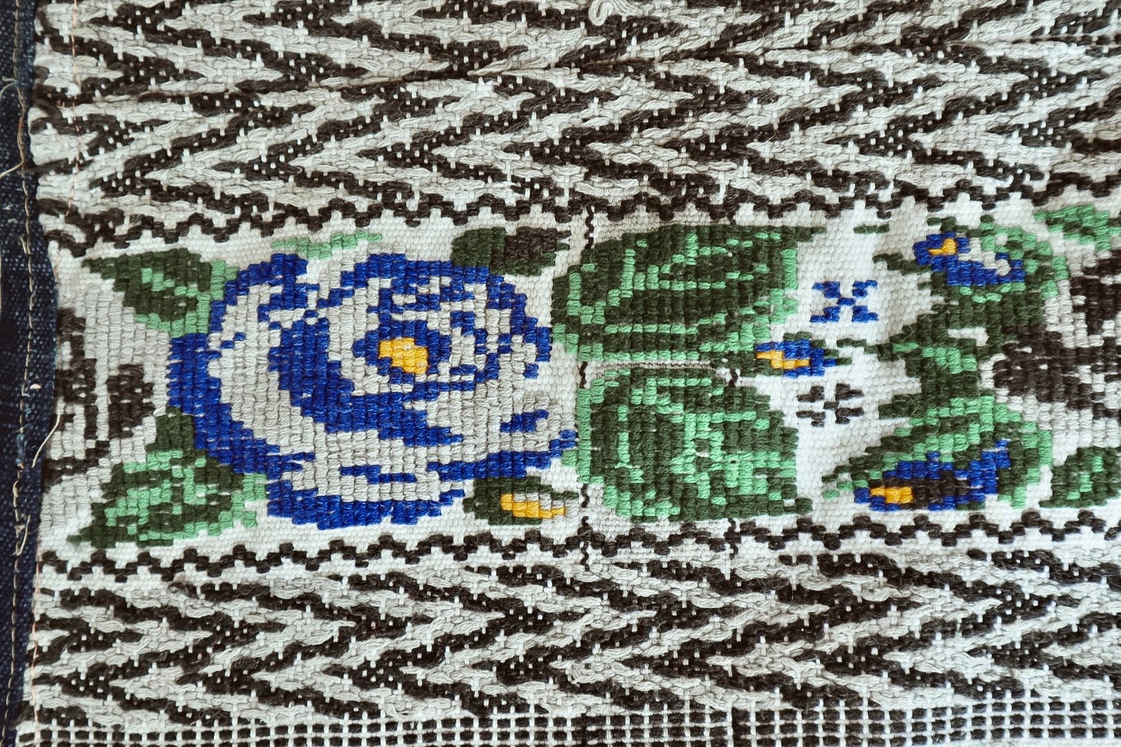 Huipil Table Runner - Tecpan No. 0225 - Tesoros Maya