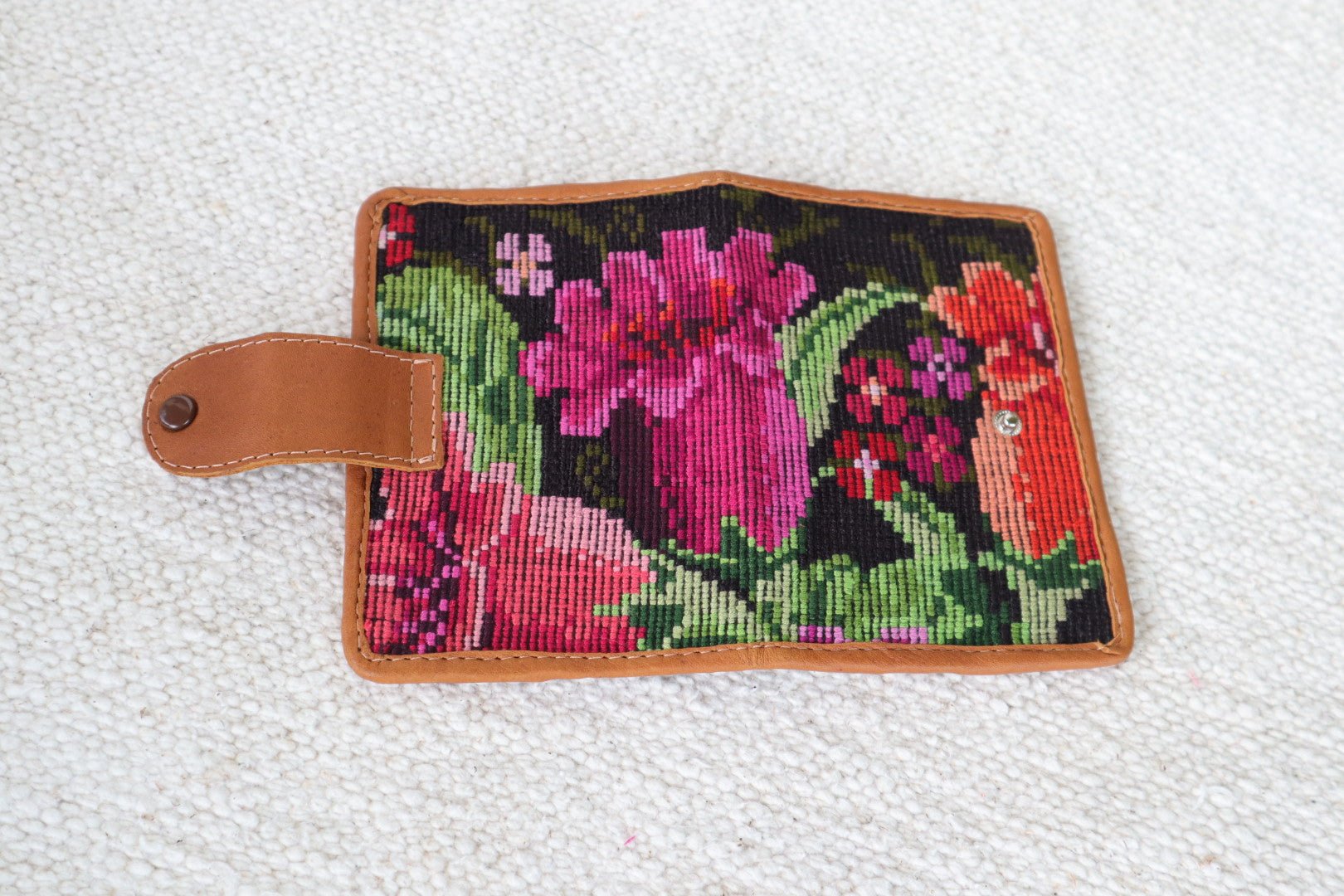 Passport Wallet - Tesoros Maya